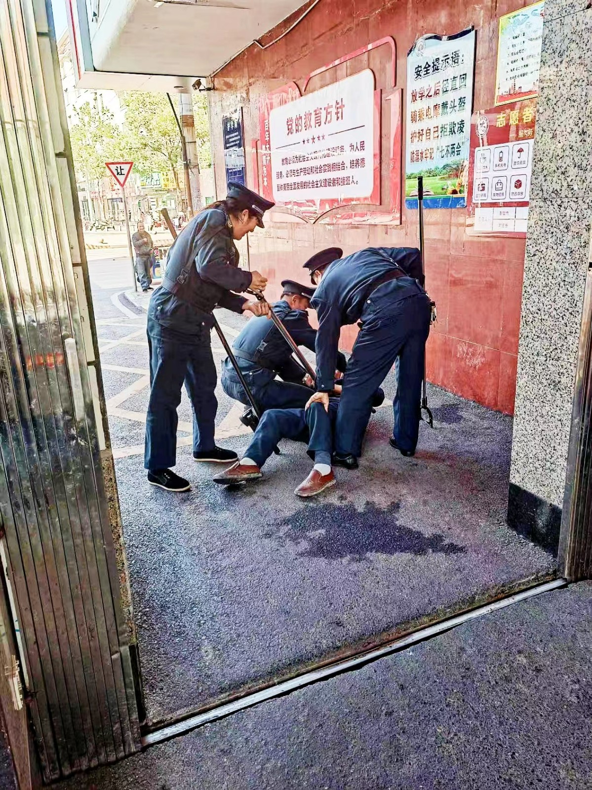 金城学校开展反恐防暴应急演练