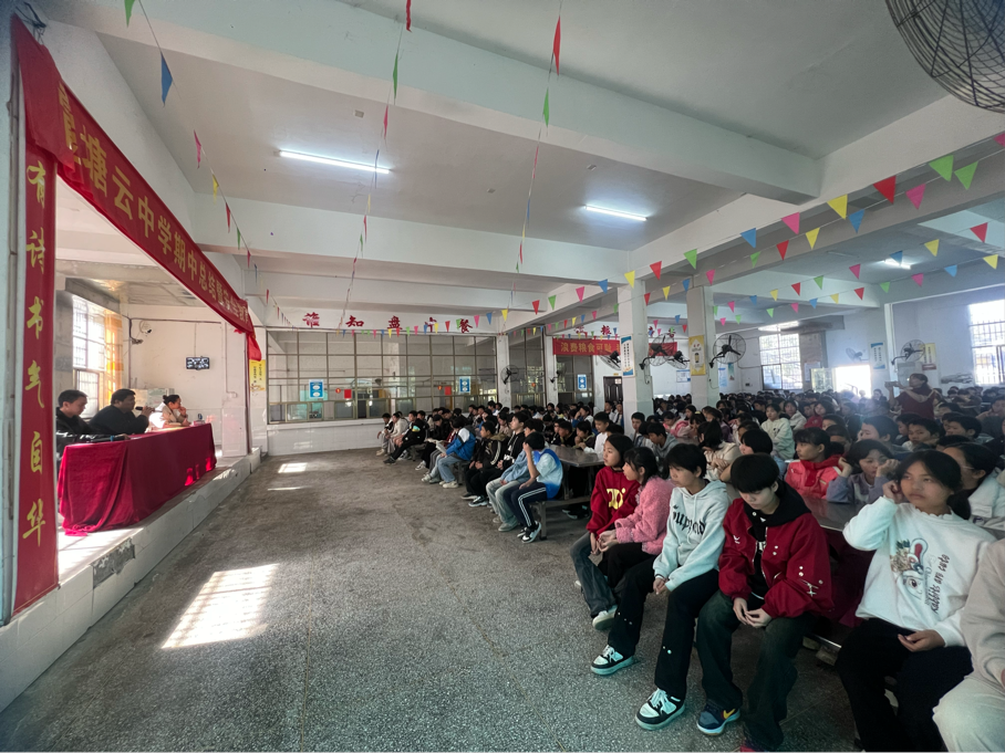 褒扬优秀树榜样，安全教育时时讲