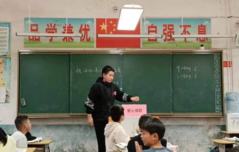 师生爱心捐款，点亮希望之光