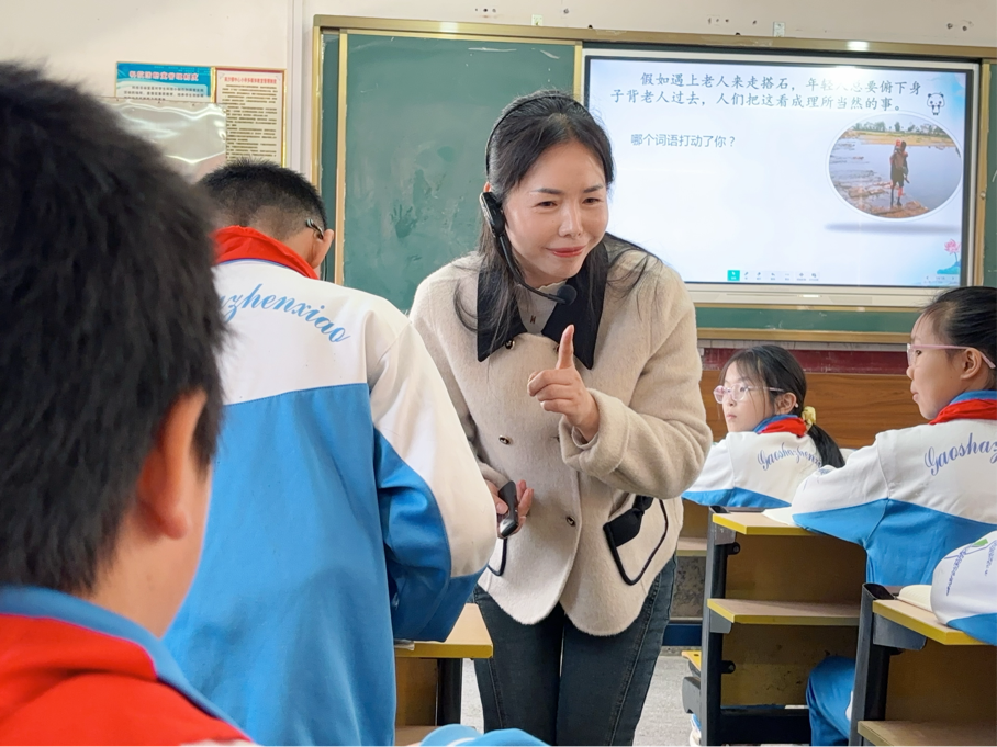 各师领航促成长，聚焦课堂研教学