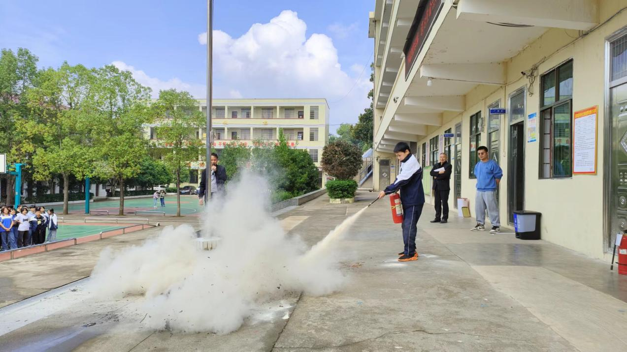 小溪市乡中学开展消防演练