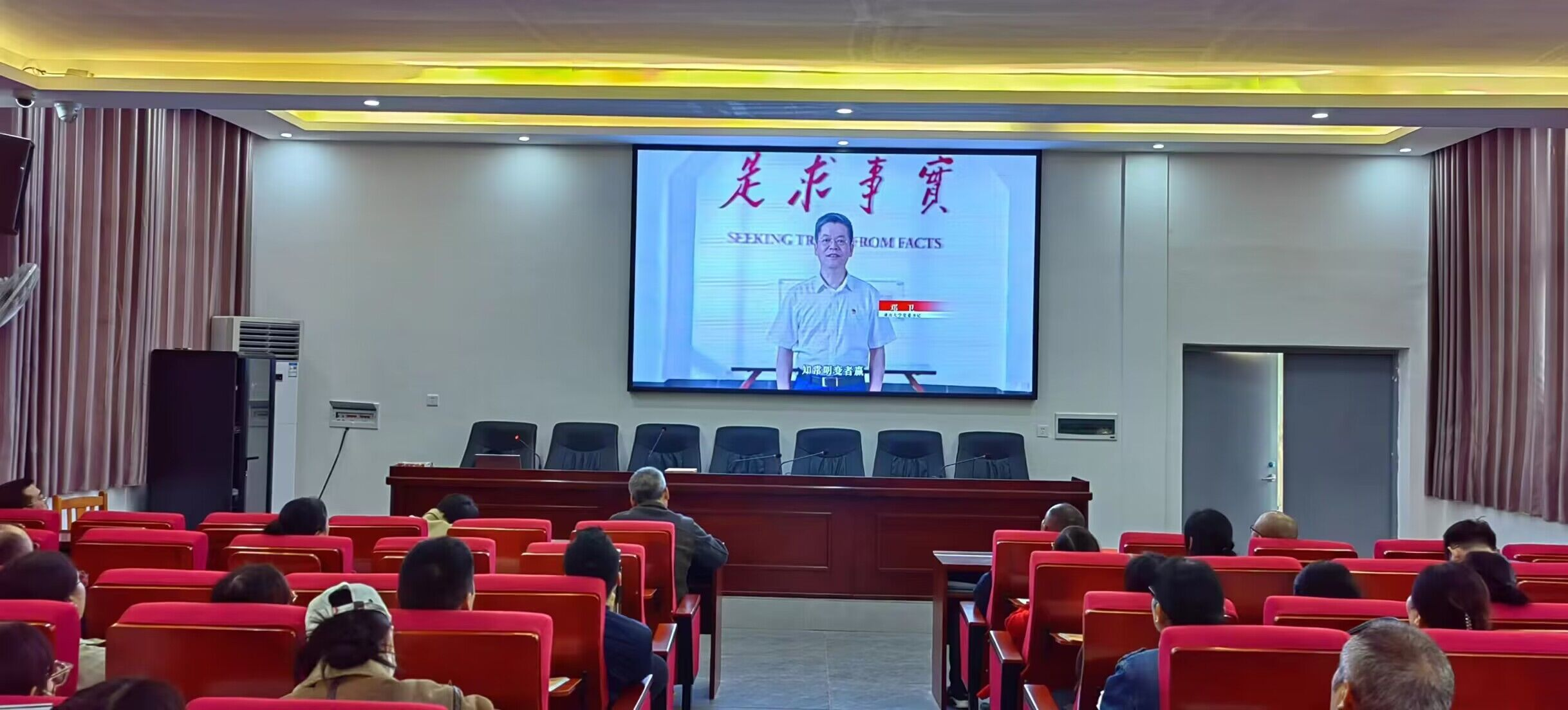 学习身边好榜样——看齐标杆，汲取力量