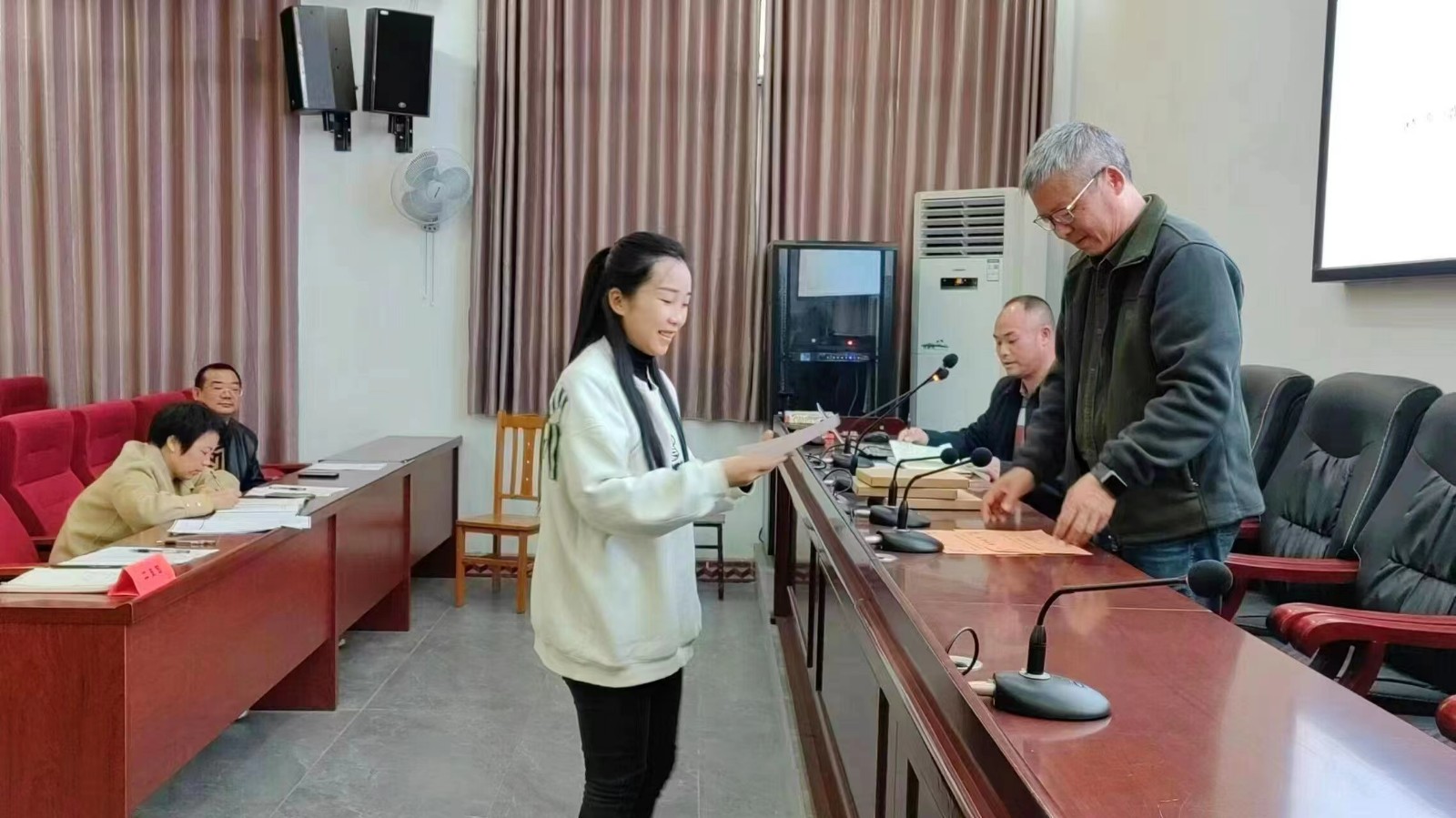 学习身边好榜样——看齐标杆，汲取力量