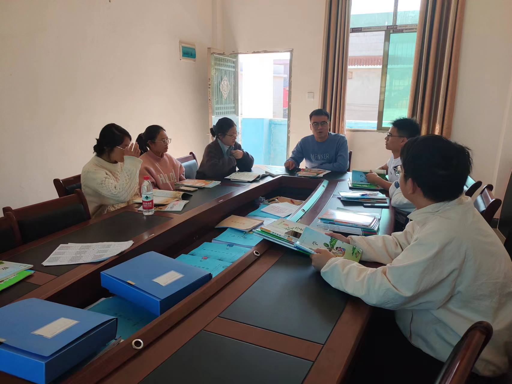 开展教学研讨，提高专业水平