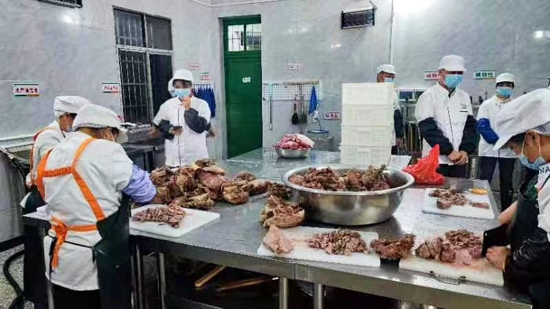 高沙镇中学开展家长志愿者监厨帮厨活动