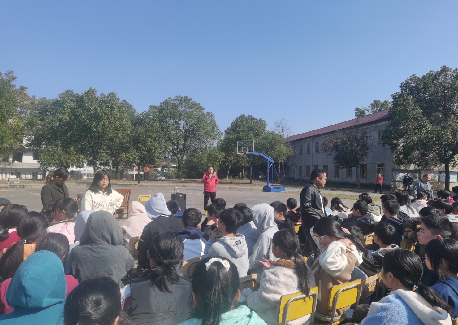 谷洲镇湾塘中学校园冬季男子篮球赛如期开展