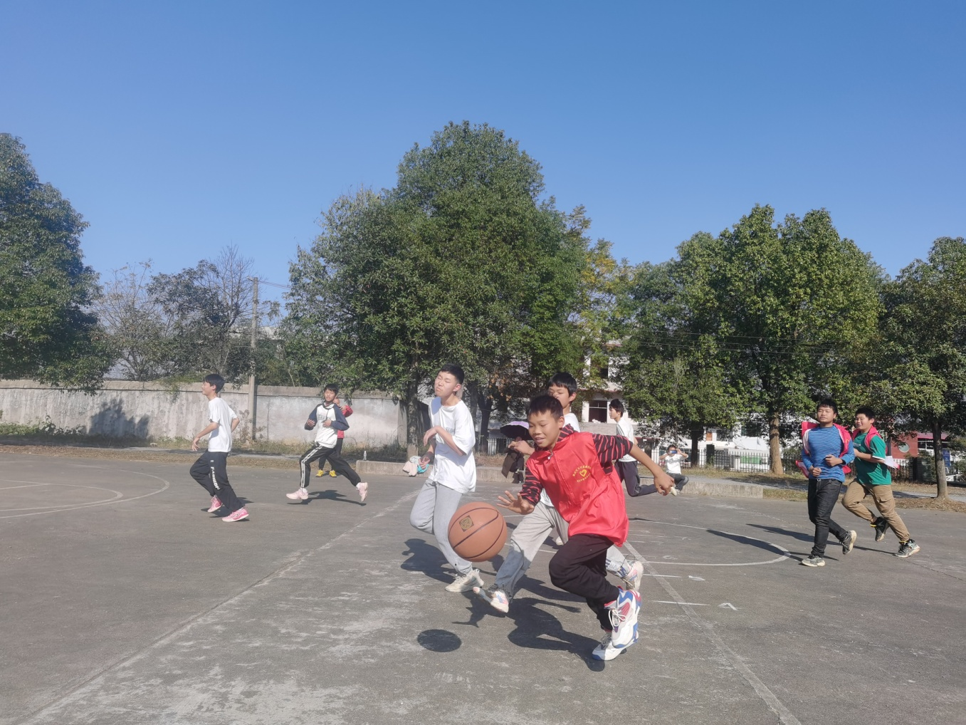 谷洲镇湾塘中学校园冬季男子篮球赛如期开展