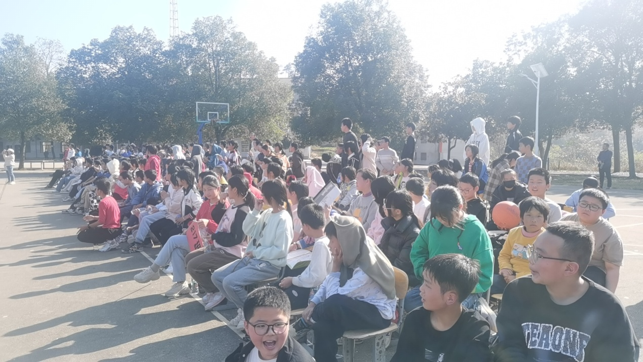 谷洲镇湾塘中学校园冬季男子篮球赛如期开展