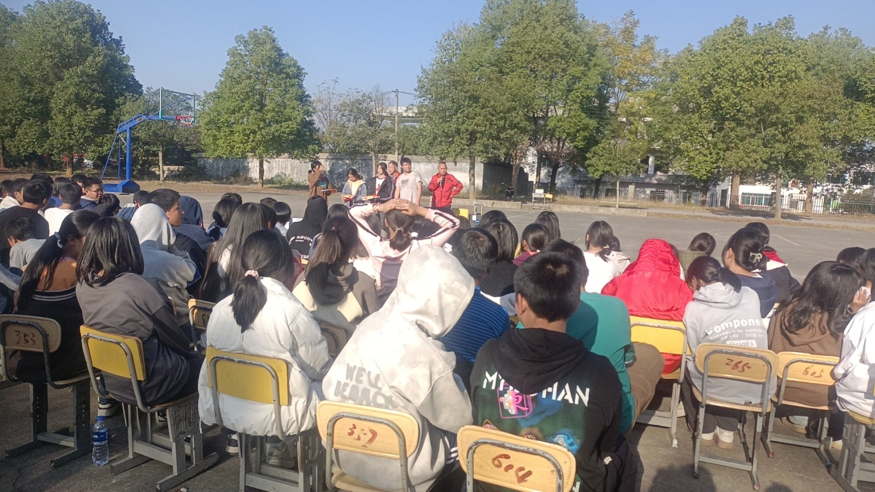 谷洲镇湾塘中学校园冬季男子篮球赛如期开展