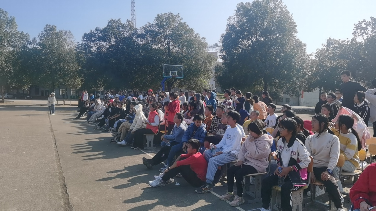 谷洲镇湾塘中学校园冬季男子篮球赛如期开展