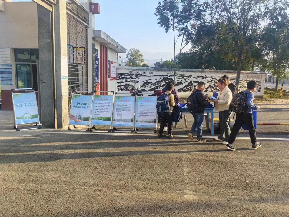 新宁县崀山镇积极开展“河长制”进校园宣传教育工作