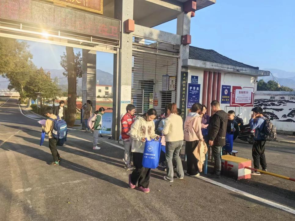 新宁县崀山镇积极开展“河长制”进校园宣传教育工作