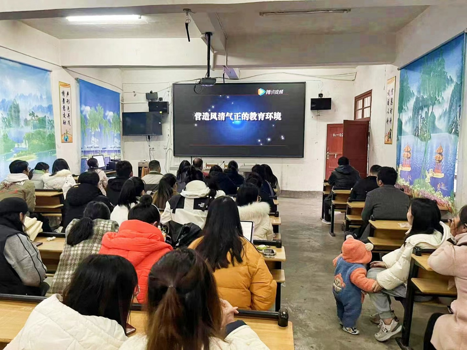 回龙寺镇军田中学开展警示教育会