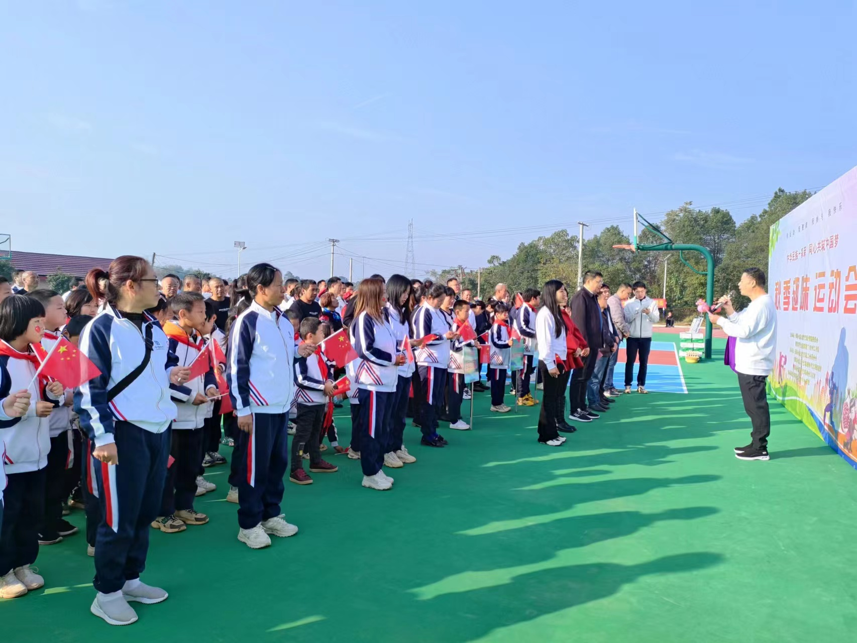 七里山秋季趣味运动会拉开帷幕，趣味比赛激动人心