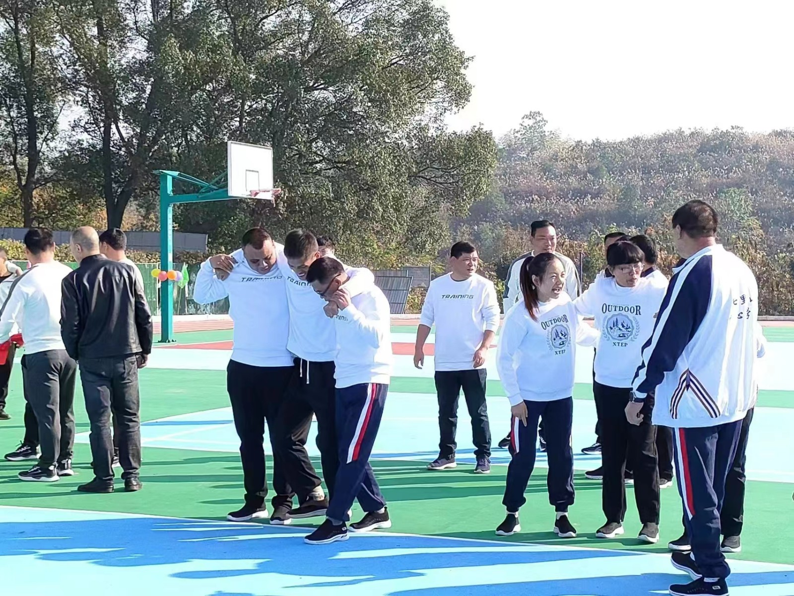 七里山秋季趣味运动会拉开帷幕，趣味比赛激动人心