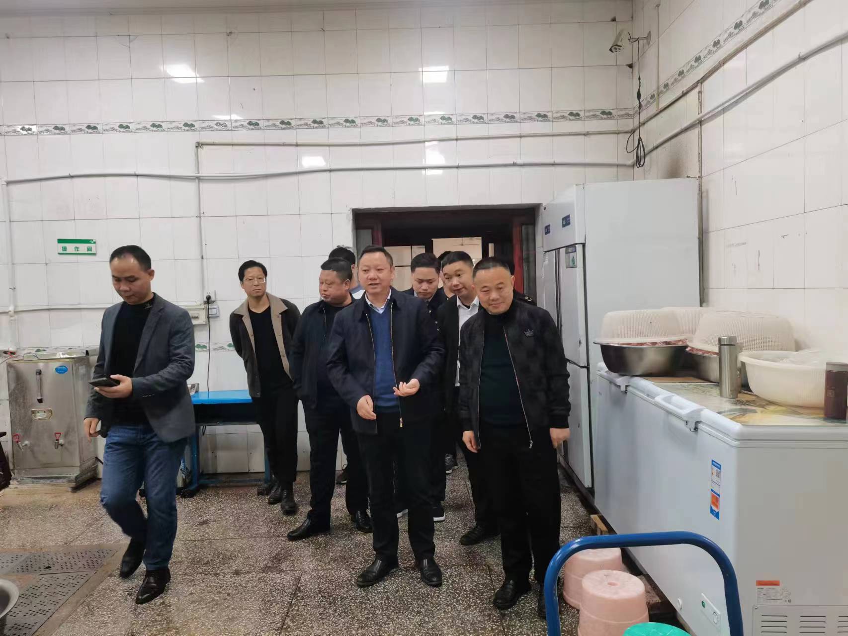 下花桥镇中学经得起副县长的明查暗访