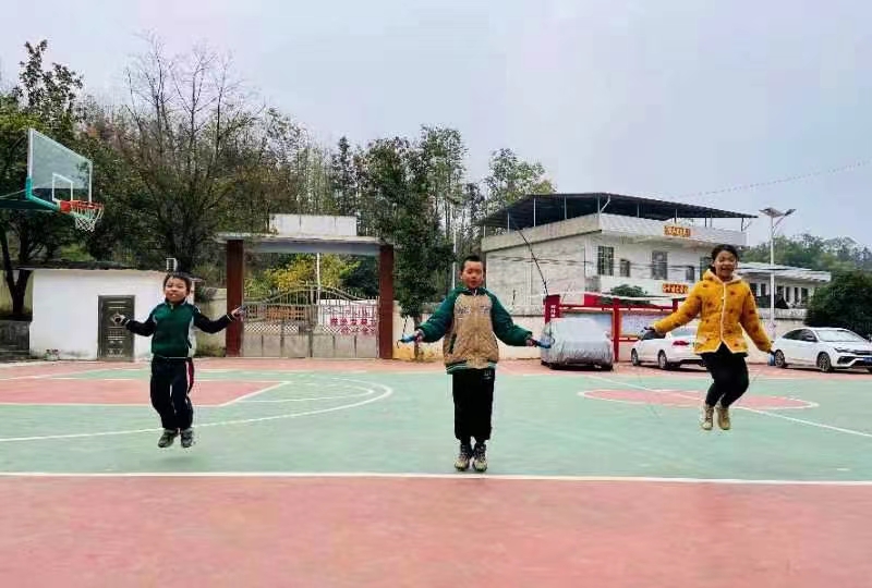 塘田市镇双井学校举行冬季跳绳比赛