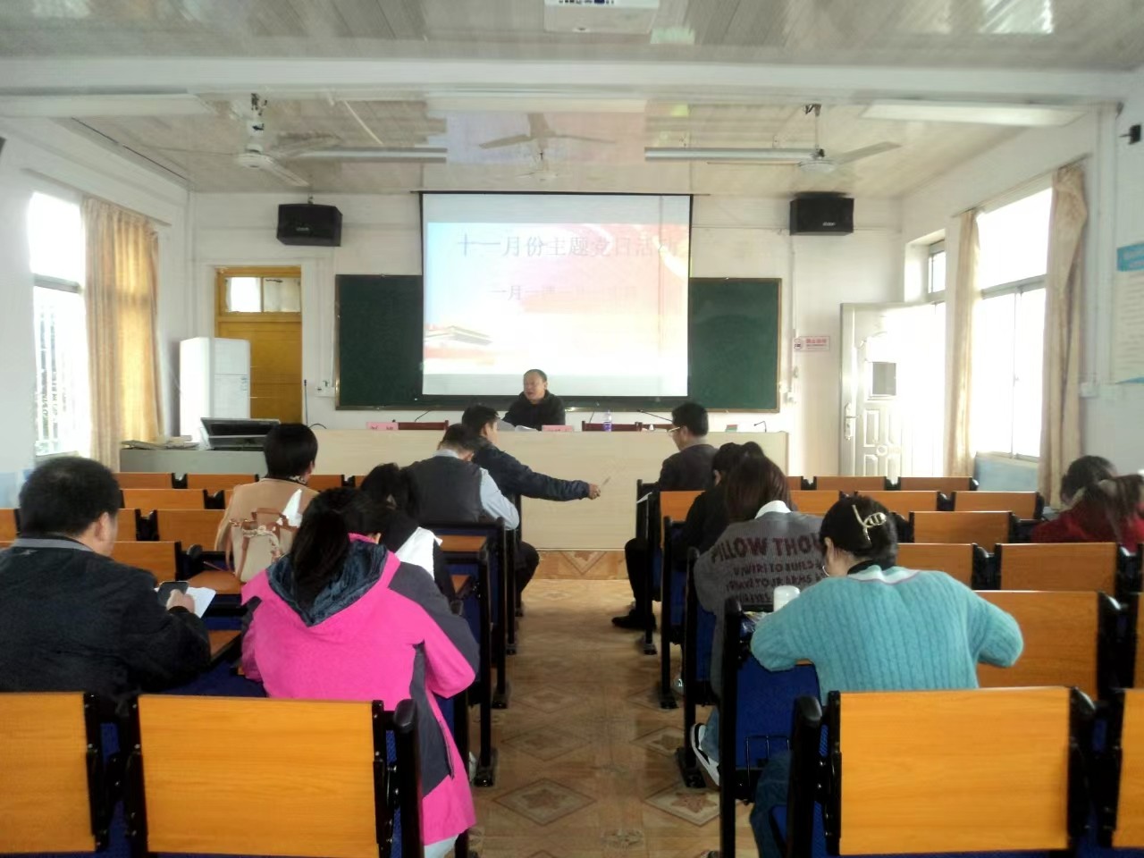 下花桥镇中学主题党日活动接受红色教育