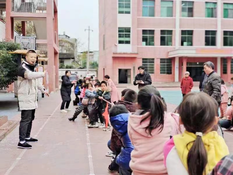 拔河比赛展风采，齐心协力向未来