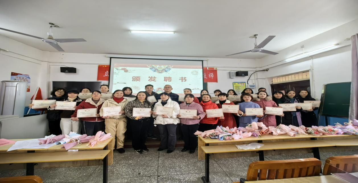 青蓝携手，筑梦完小