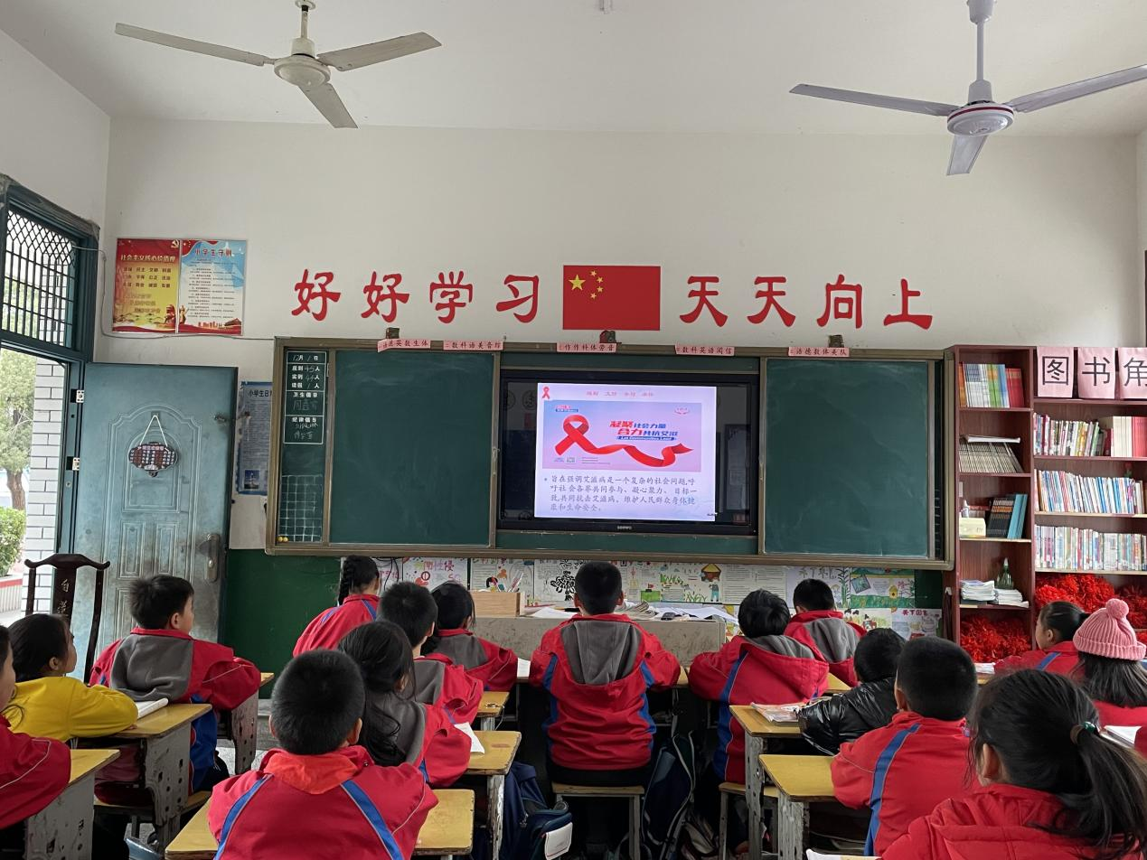 武冈市红星小学举行艾滋病防治知识“进校园”