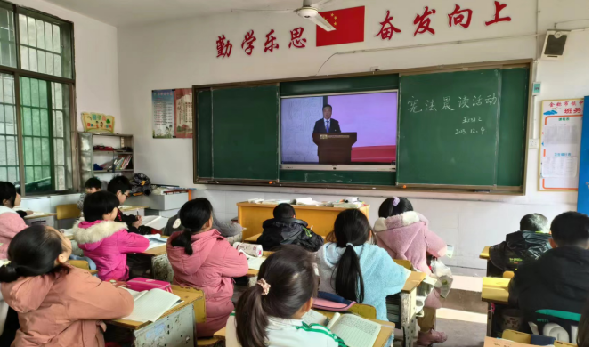 宪法晨读响校园  法治意识树心间