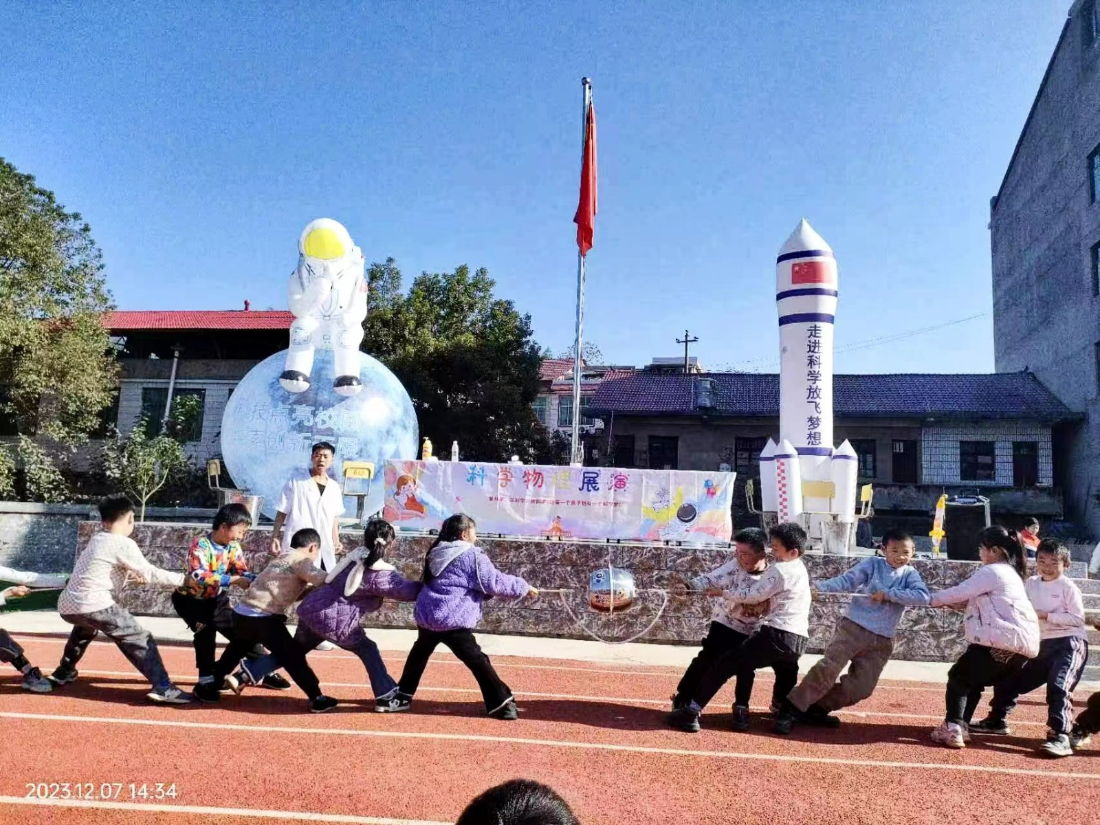 诸甲亭乡中心完全小学科技展演活动：点亮孩子们的科技梦想