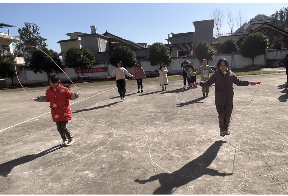 顽强拼搏显身手  绳绳舞动展英姿