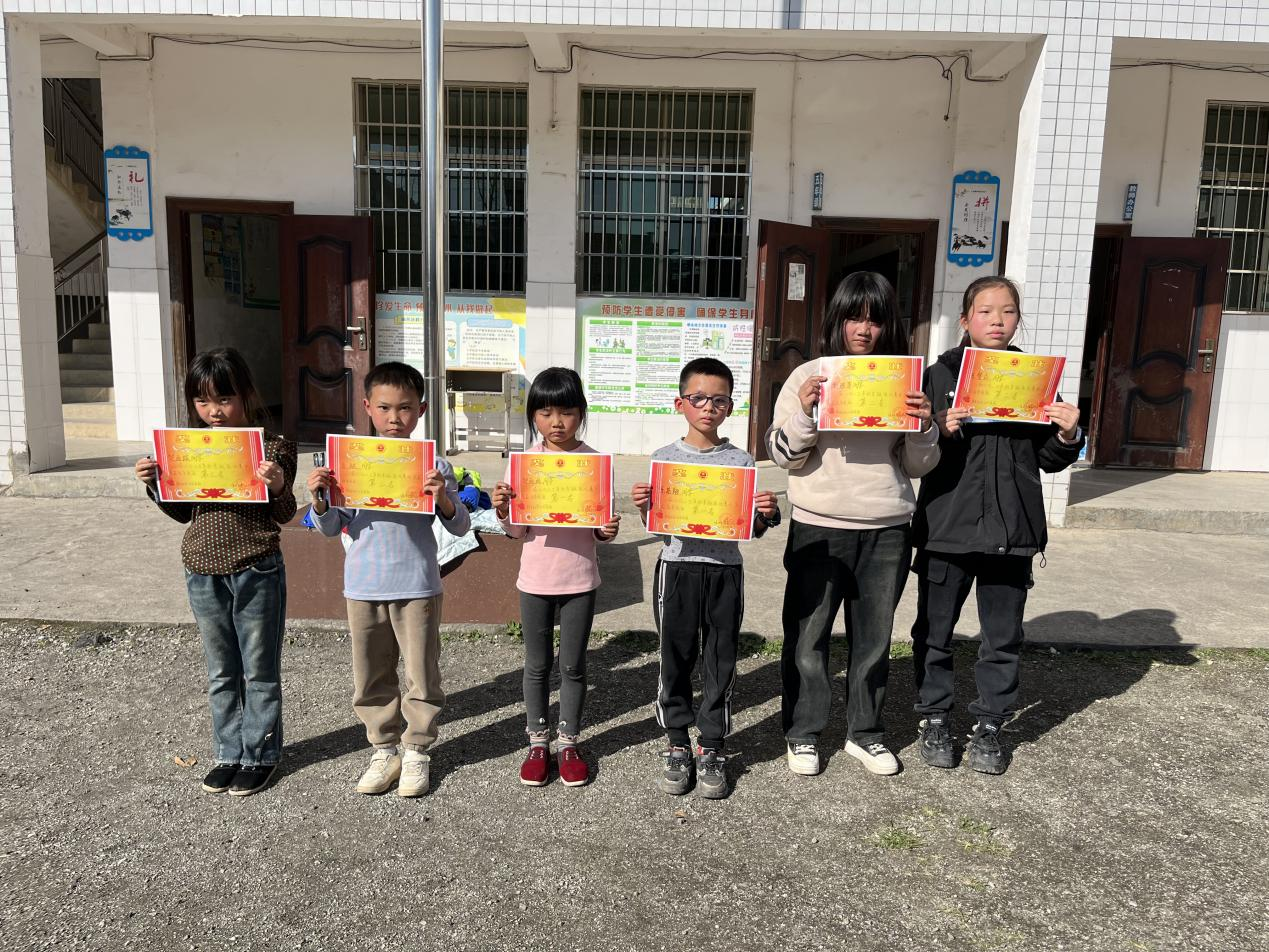 顽强拼搏显身手  绳绳舞动展英姿