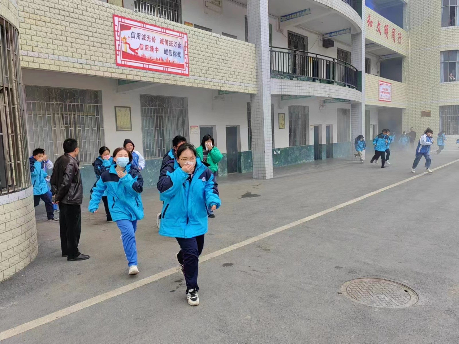 增强国防应急技能 保障师生生命安全