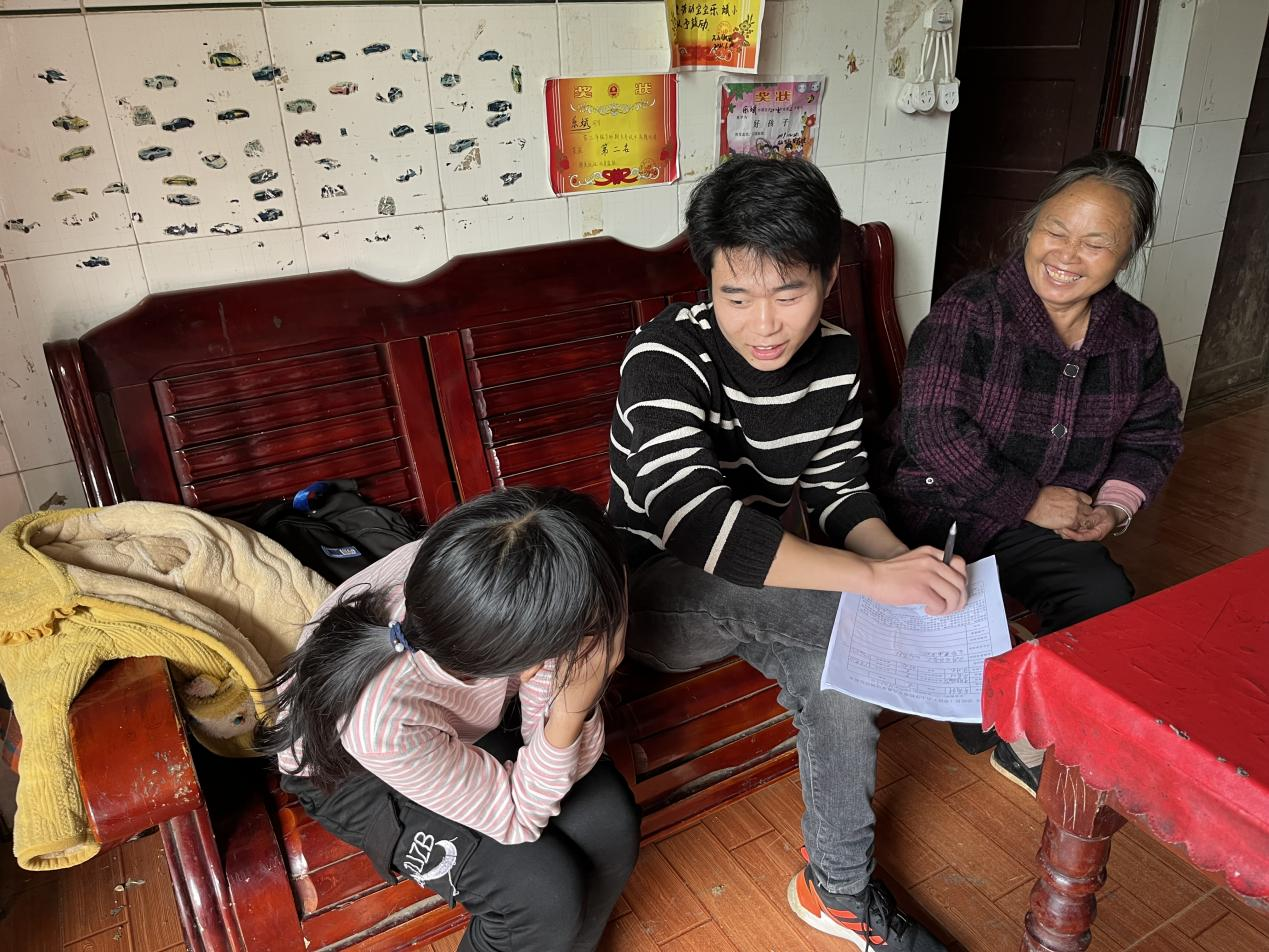 情系学生 爱在家访
