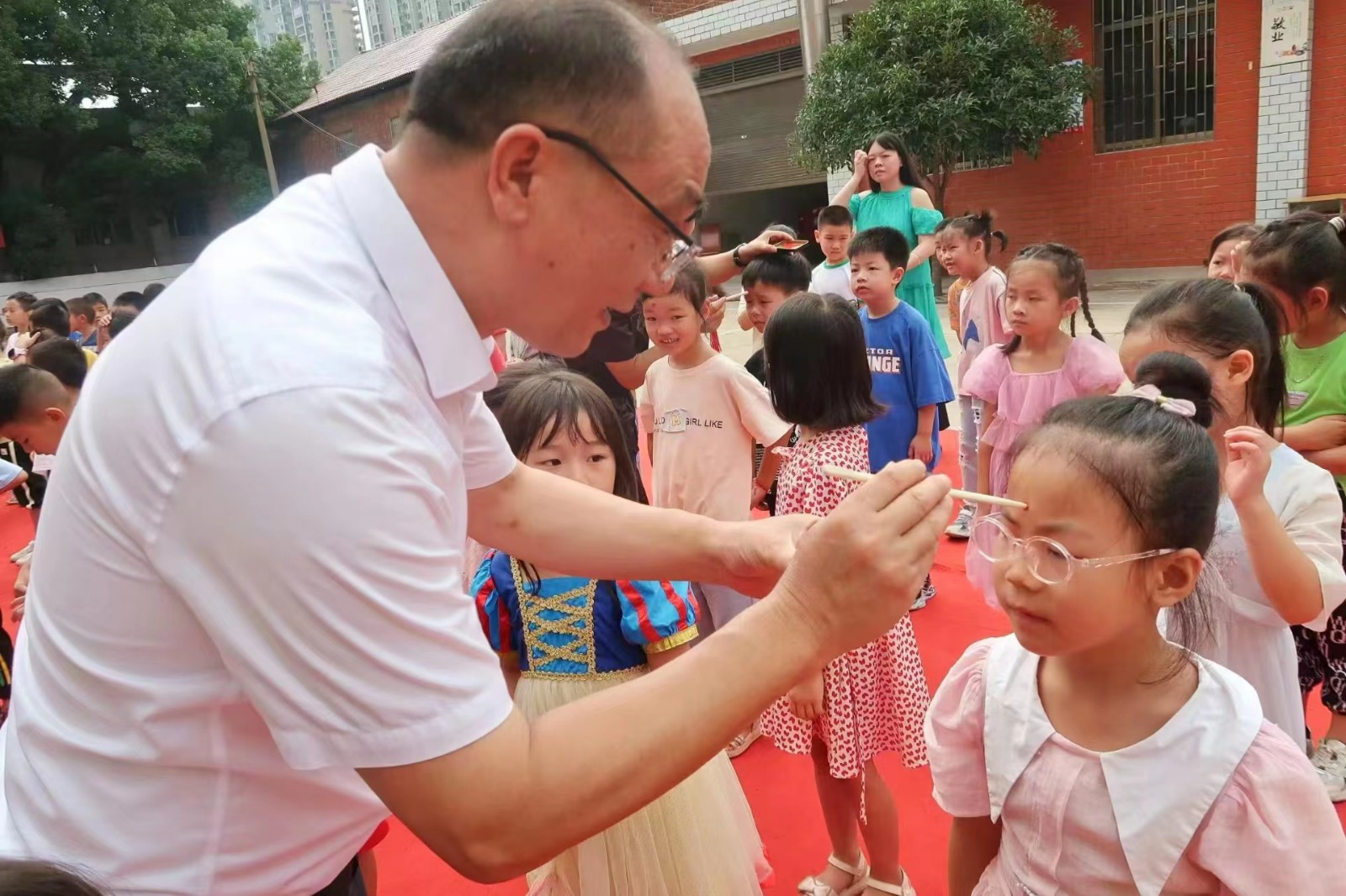 校长李结粮：爱岗敬业让人敬  情暖师生感人心