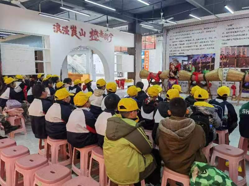 新宁县金石镇观瀑小学开展“知家乡爱家乡 勤劳动乐动手”研学实践活动