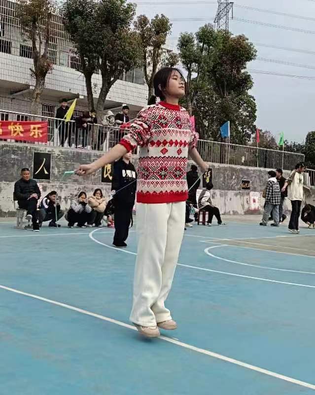 梽木山中学举行“跳出健康，跳出快乐”为主题的跳绳比赛