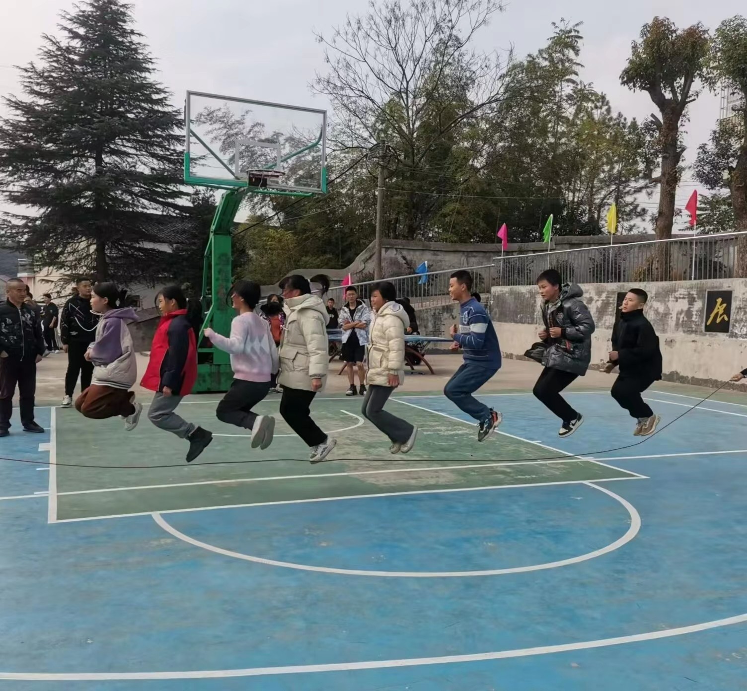 梽木山中学举行“跳出健康，跳出快乐”为主题的跳绳比赛