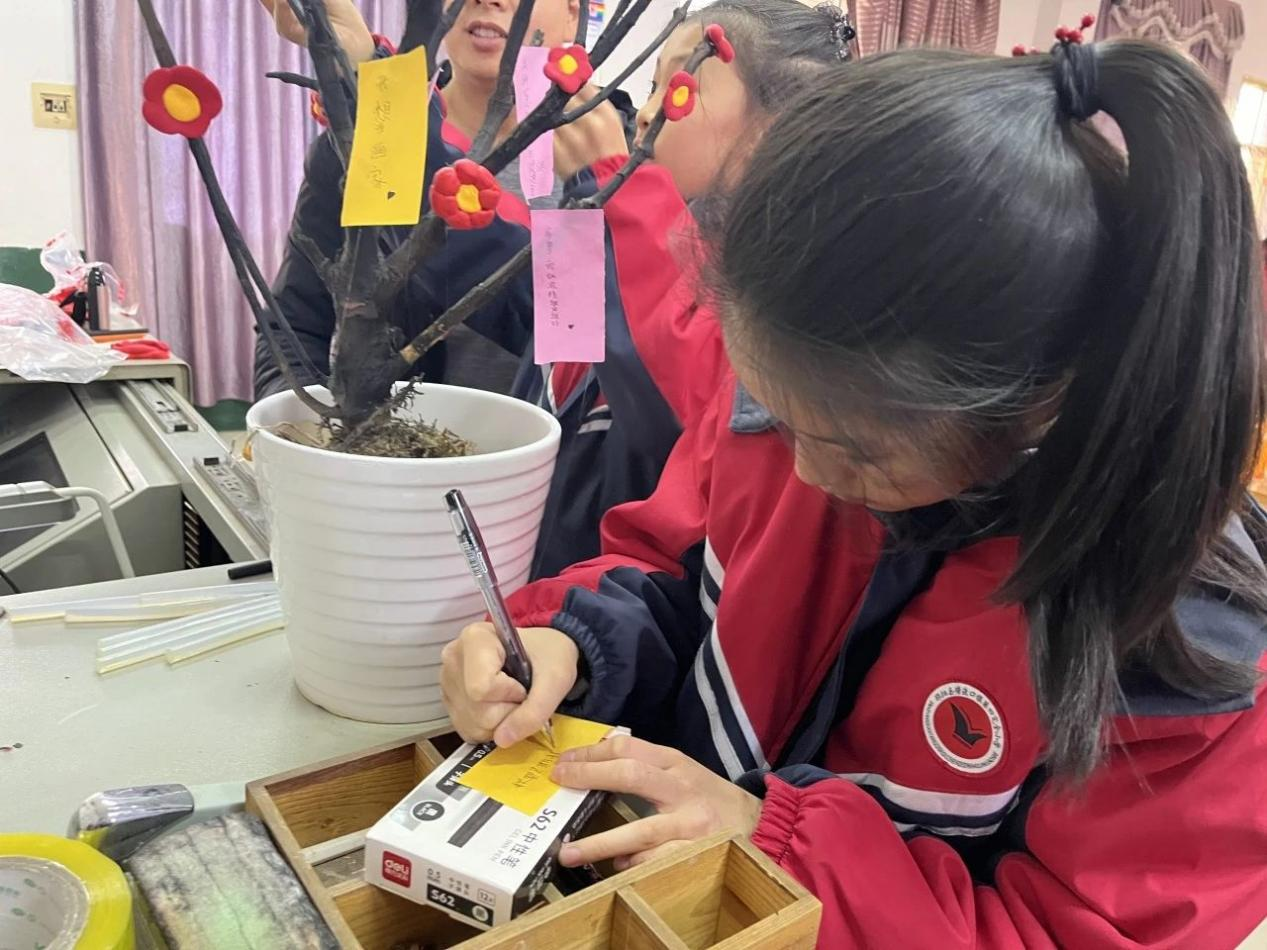 塘渡口镇第四完全小学关爱“留守儿童”活动