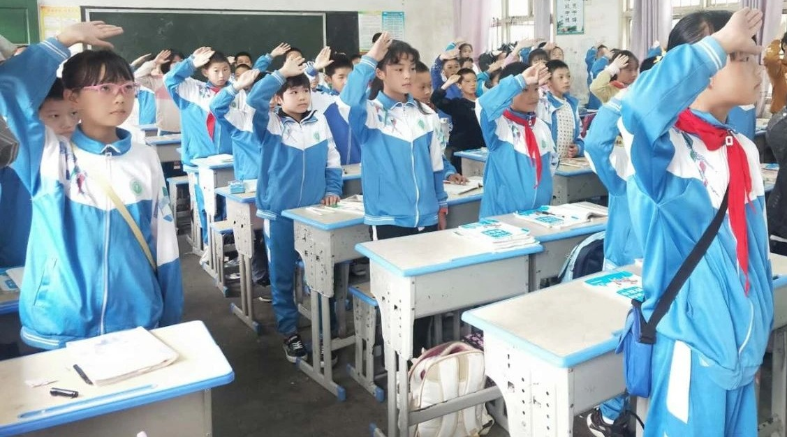 高沙镇中心小学开展爱国主义主题班会活动