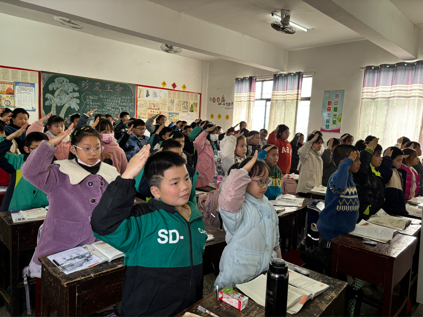 高沙镇中心小学开展爱国主义主题班会活动