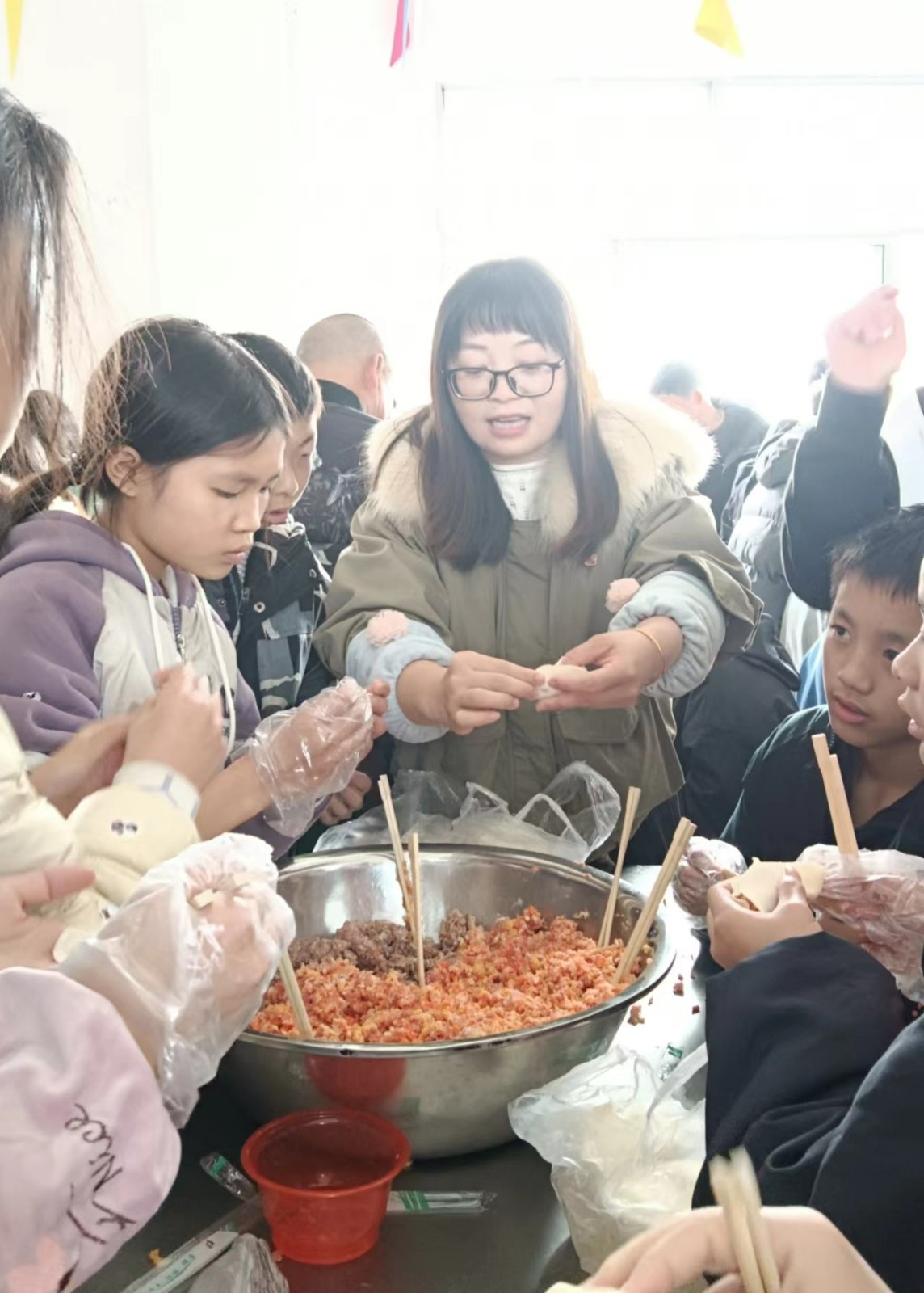 浓浓饺子香，暖暖关爱情