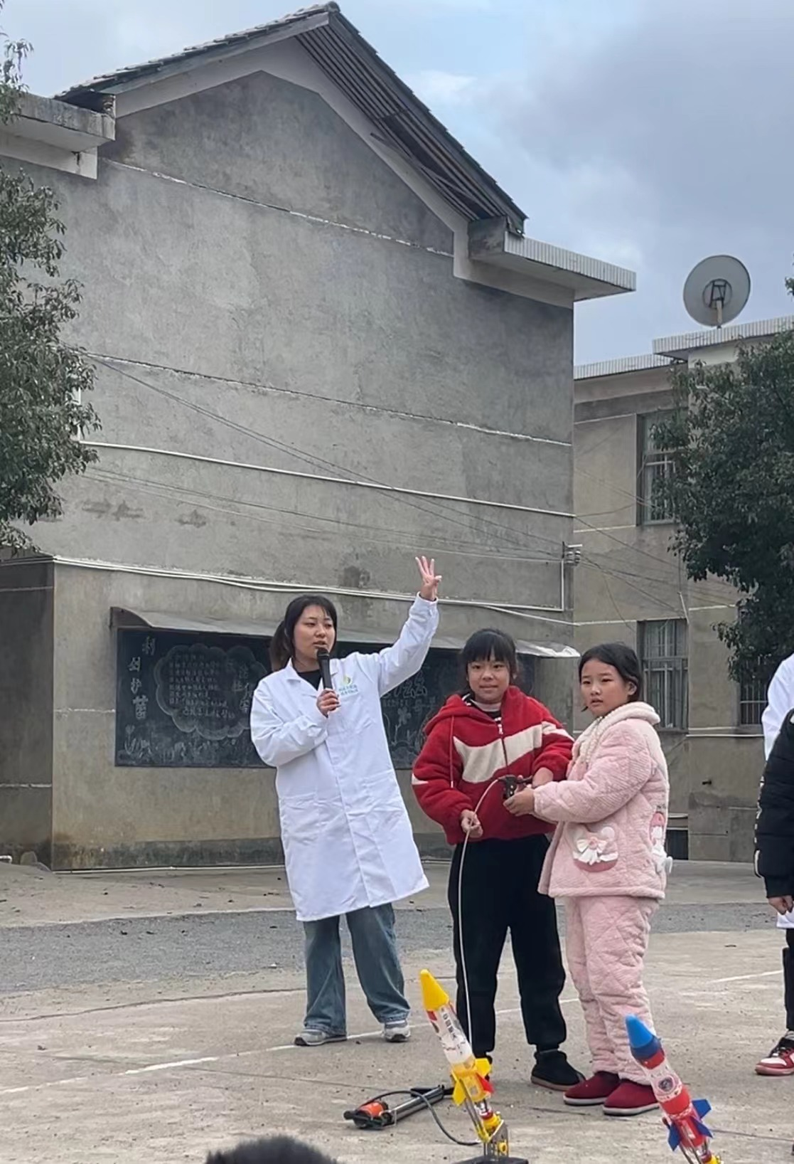 “科技点亮校园 探索创新无限”科普展演进校园活动