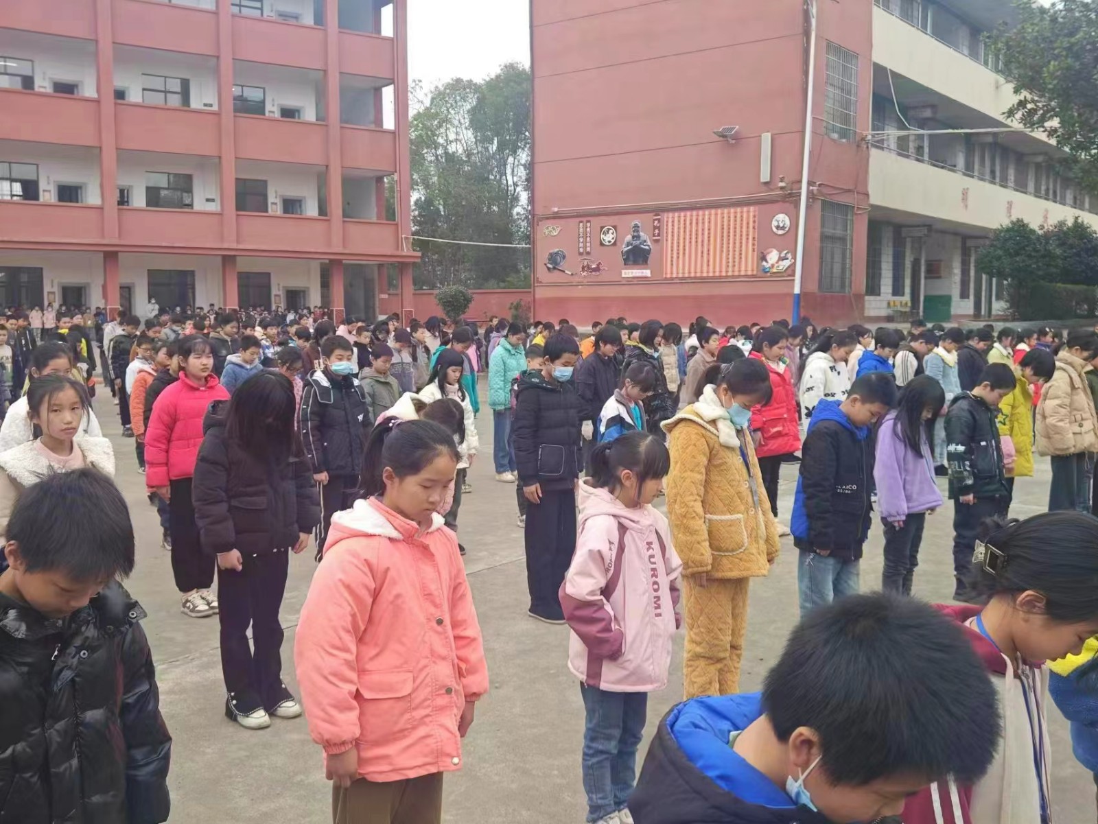 下花桥镇中心完全小学举行国家公祭日主题升旗仪式