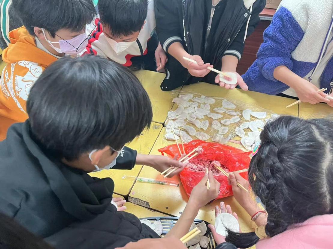 河伯中学将“青科调”活动融入双十二留守学生快乐日