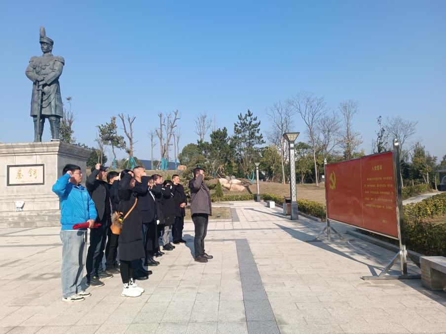 “寻先辈足迹，践革命精神”