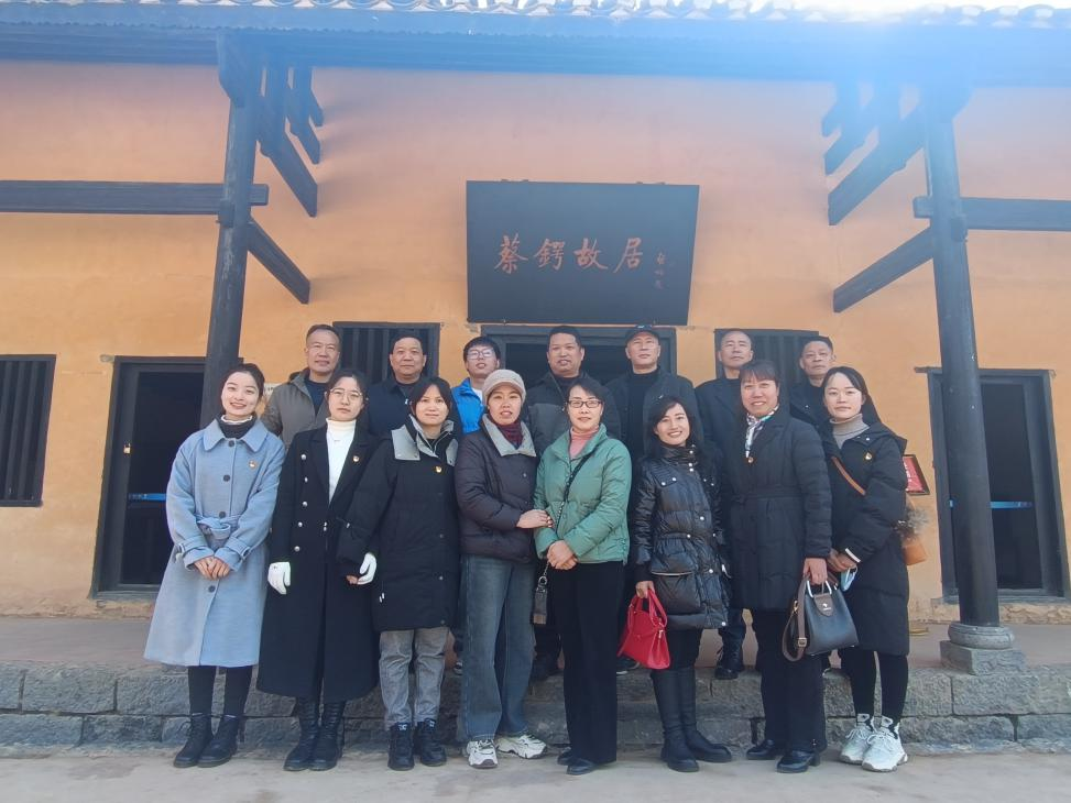 “寻先辈足迹，践革命精神”