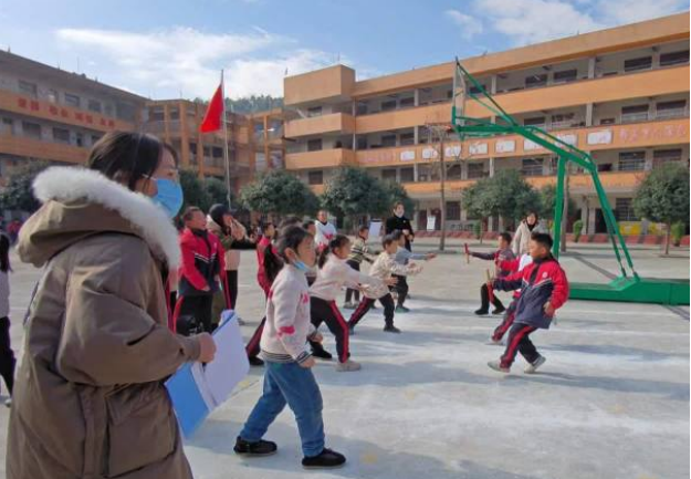 塘渡口镇第三完全小学隆重举行第三届趣味运动会