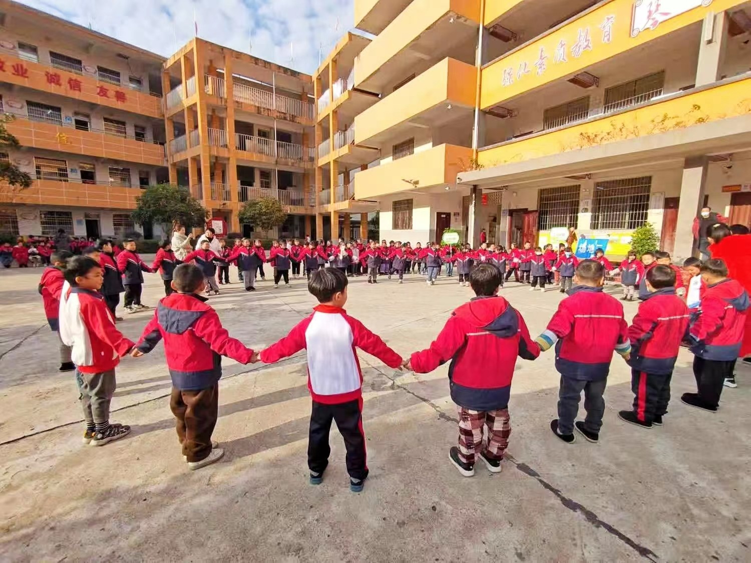 塘渡口镇第三完全小学隆重举行第三届趣味运动会