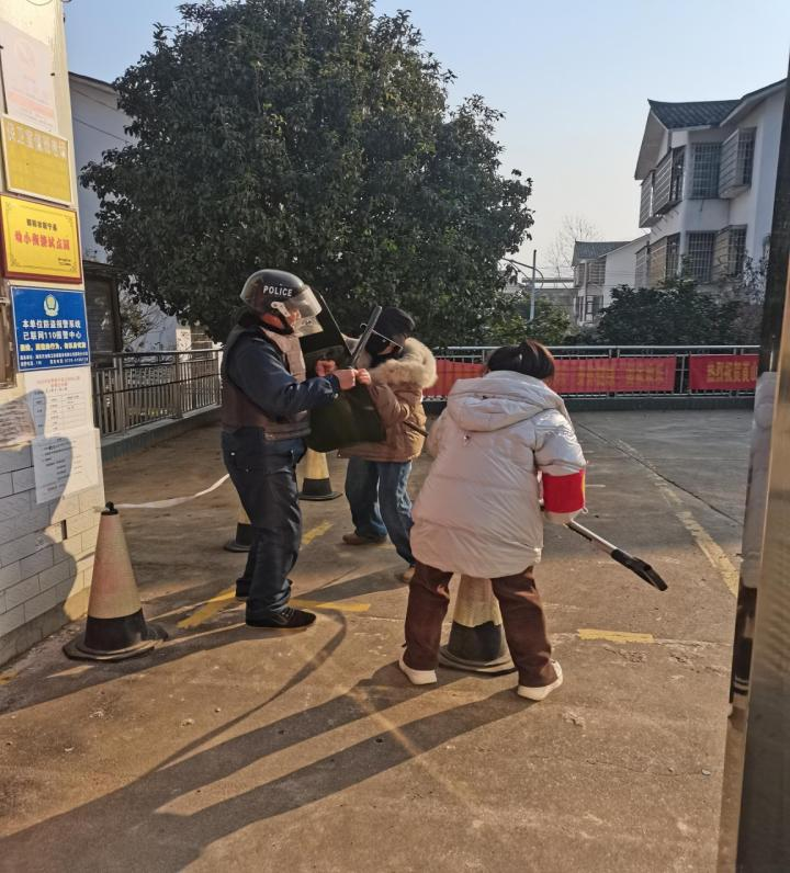 新宁县崀山镇中心幼儿园开展“反恐防暴、护幼同行” 安全演练