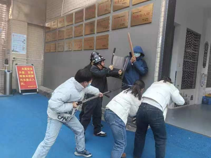 新宁县幼儿园开展反恐防暴演练