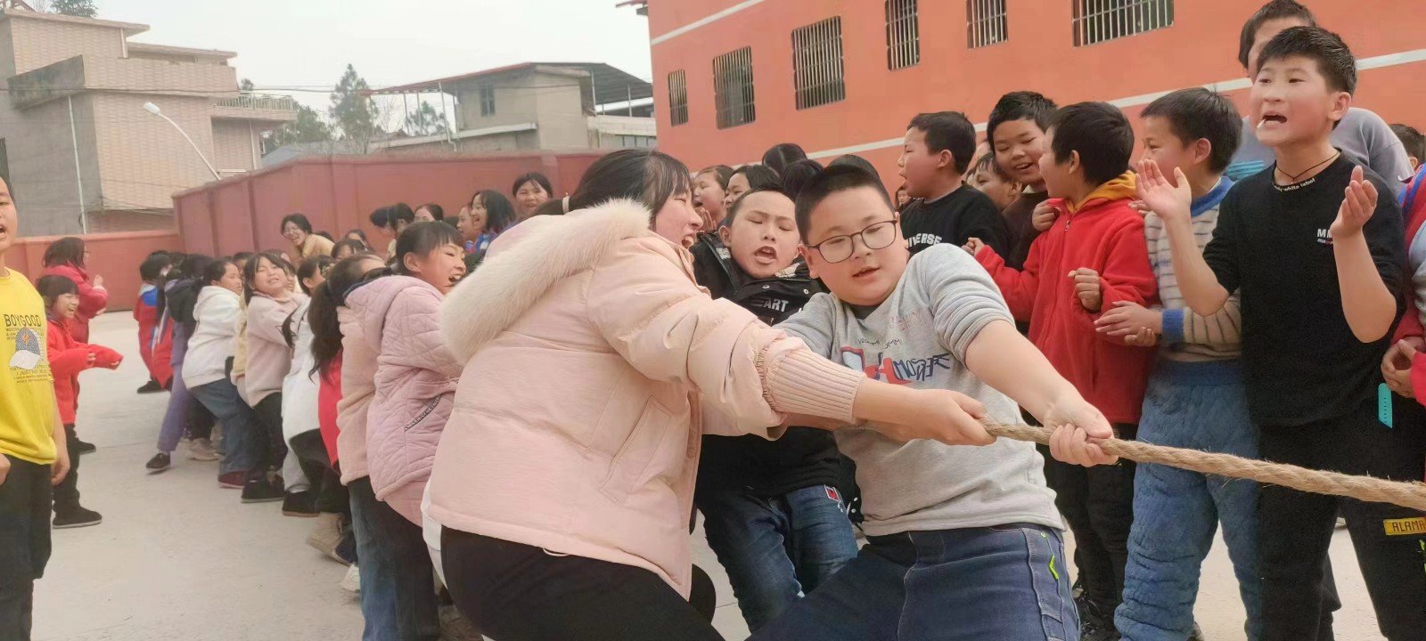 下花桥镇中心完全小学开展校园文化艺术节暨阳光体育运动会