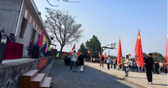 “和谐、阳光，健康、拼搏。生命因运动而精彩！”